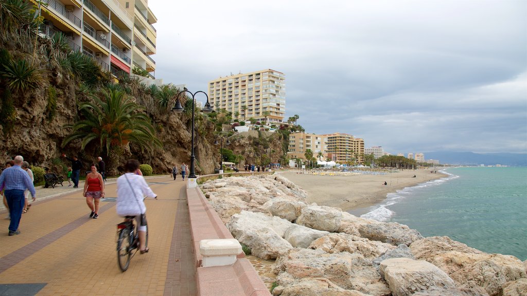 La Carihuela que incluye ciclismo, vista general a la costa y imágenes de calles