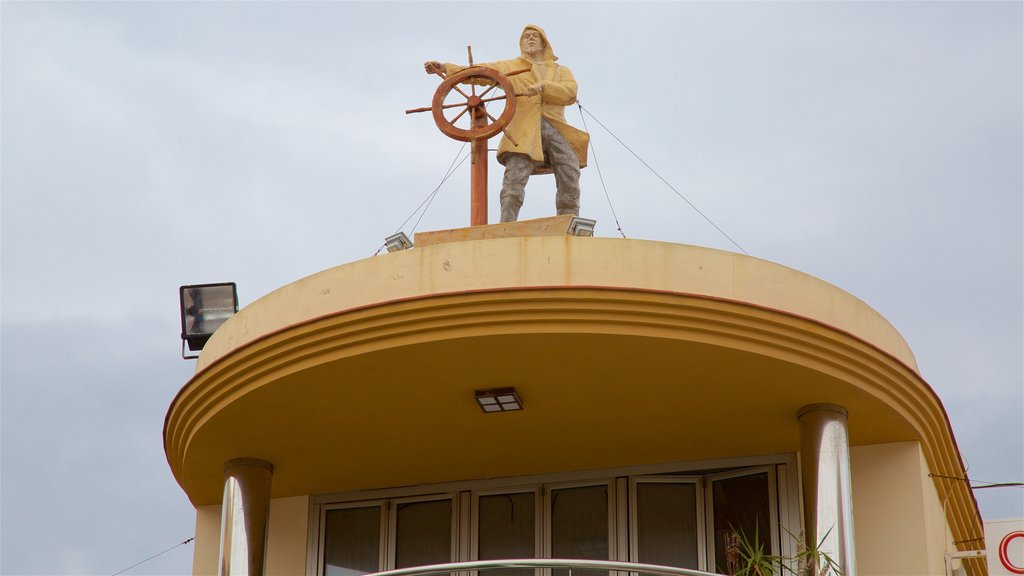 La Carihuela which includes outdoor art