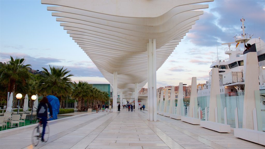 Porto de Málaga mostrando uma marina, arquitetura moderna e ciclismo