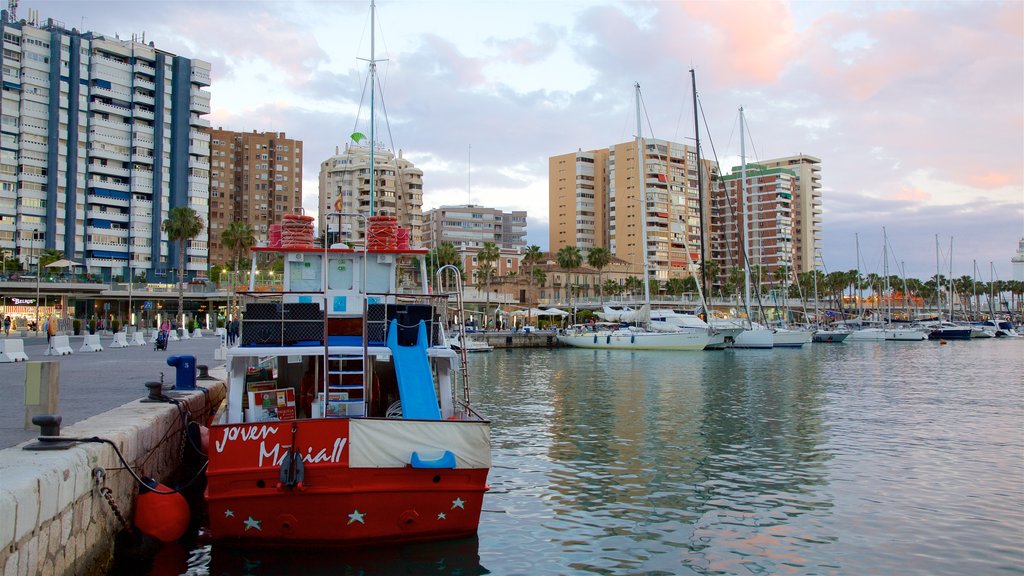 Puerto de Málaga que incluye vistas generales de la costa, paseos en lancha y una marina