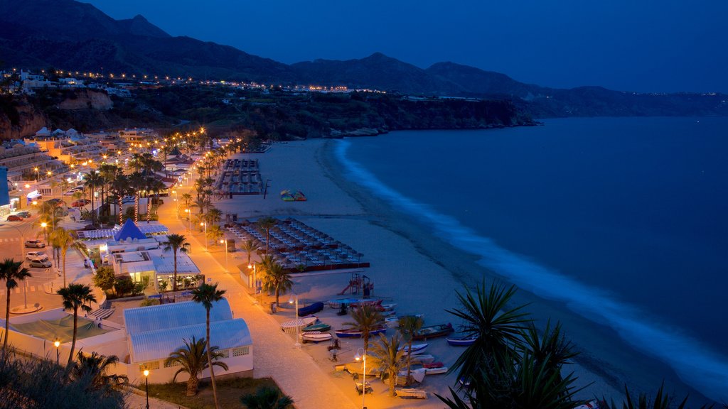 Playa de Burriana ofreciendo una ciudad costera, escenas nocturnas y vistas de paisajes