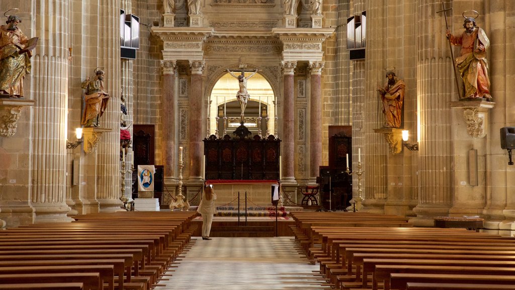 Catedral de Jerez que incluye vista interna y una iglesia o catedral