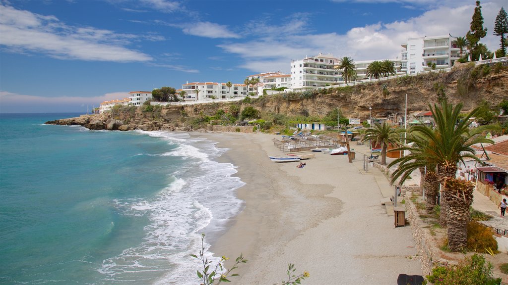 Playa El Salón que incluye una ciudad costera, una playa de arena y una bahía o un puerto