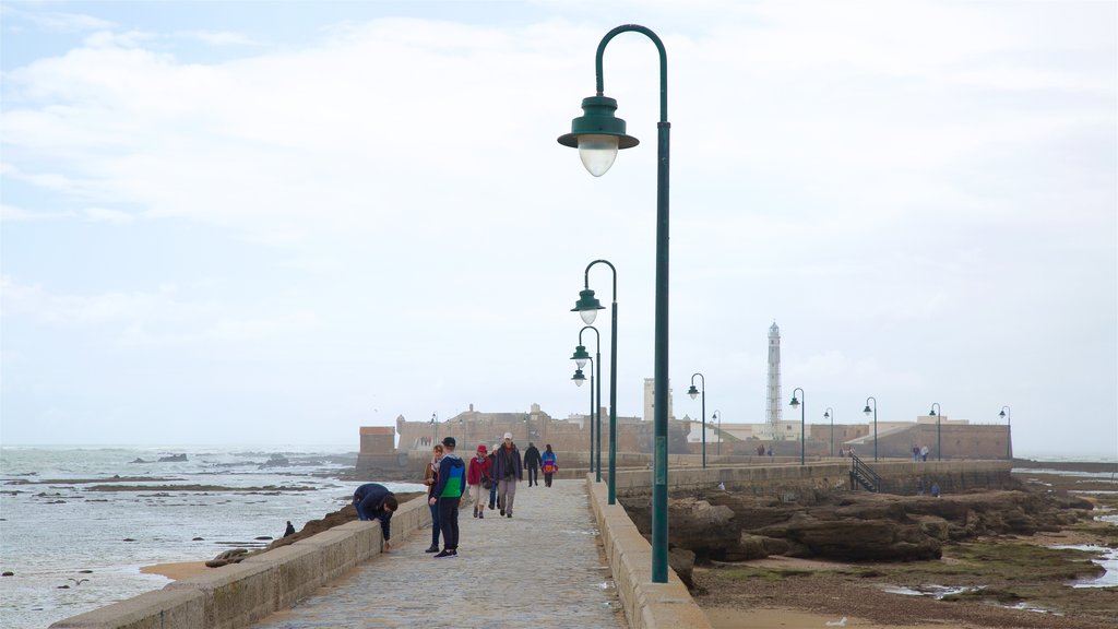 Castillo de San Sebastián ofreciendo vistas generales de la costa y también un pequeño grupo de personas