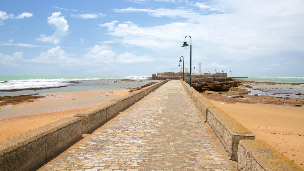 Castillo de San Sebastián mostrando una playa de arena