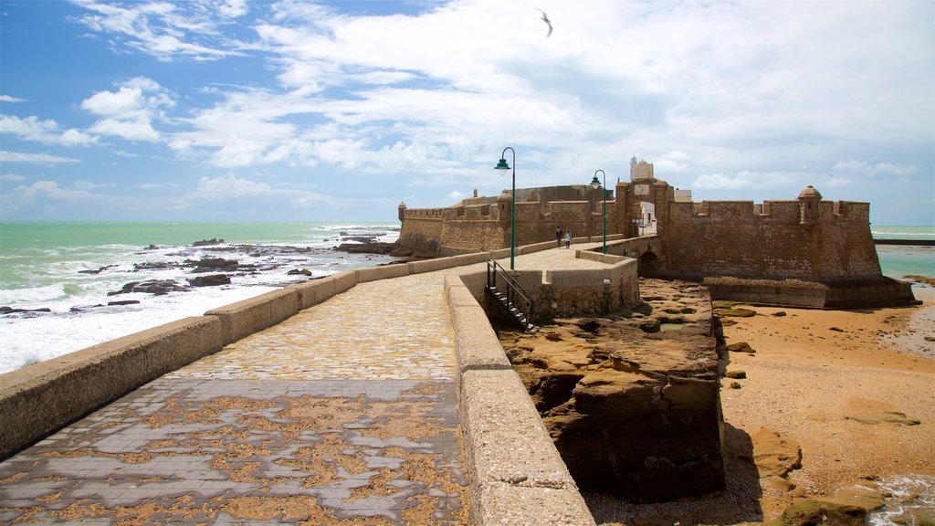 Castillo de San Sebastián mostrando vistas generales de la costa y castillo o palacio