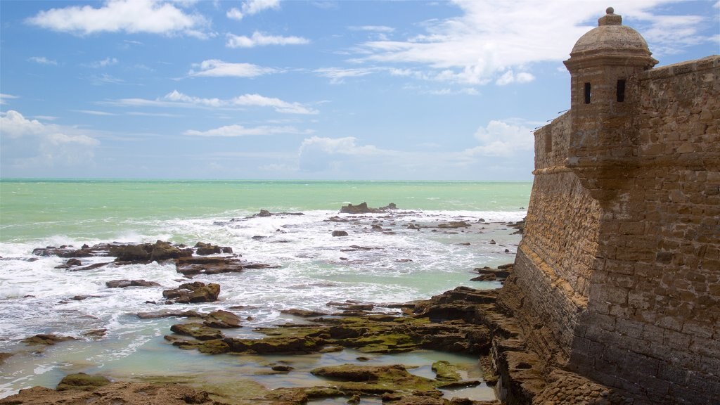 Castillo de San Sebastián mostrando costa rocosa, vistas generales de la costa y un castillo