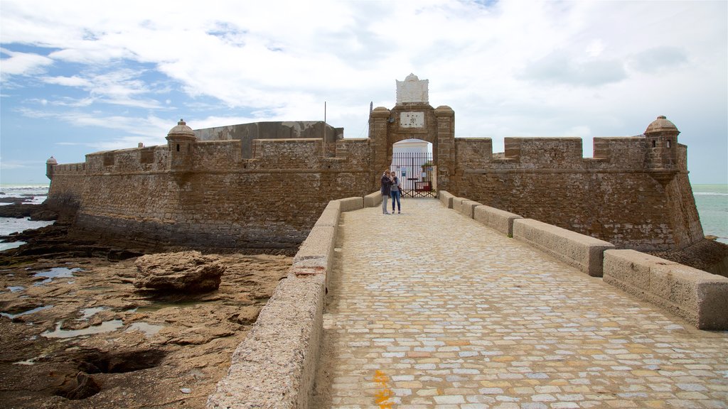 Castillo de San Sebastián que incluye castillo o palacio y elementos del patrimonio