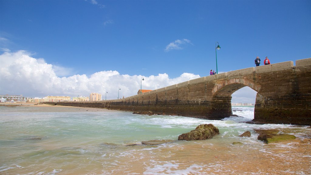 Fortress of San Sebastian toont algemene kustgezichten en een brug