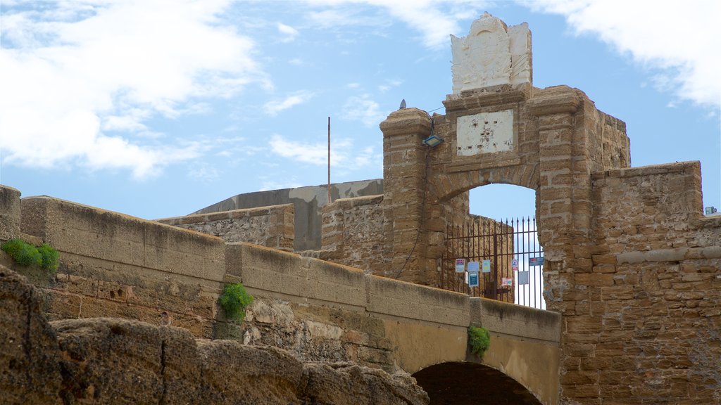 Castillo de San Sebastián que incluye un castillo y elementos del patrimonio