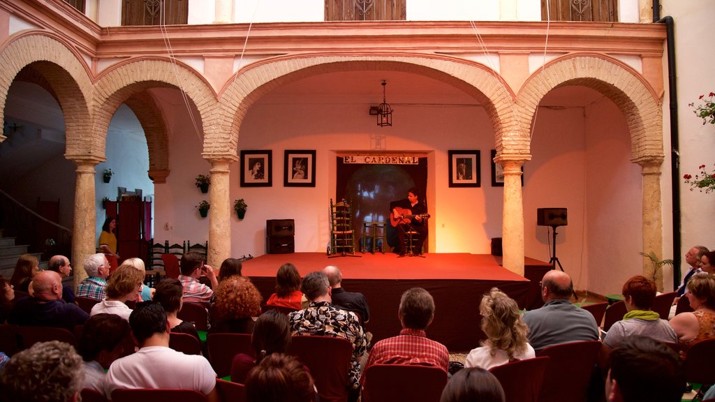 Córdoba que inclui vistas internas assim como um grande grupo de pessoas