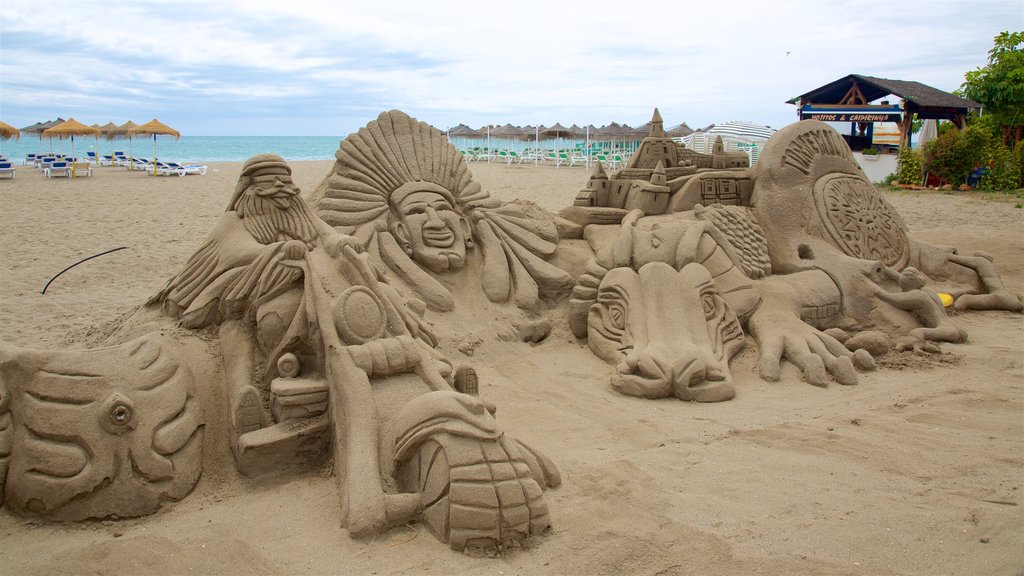 Torremolinos que incluye una playa de arena y arte al aire libre