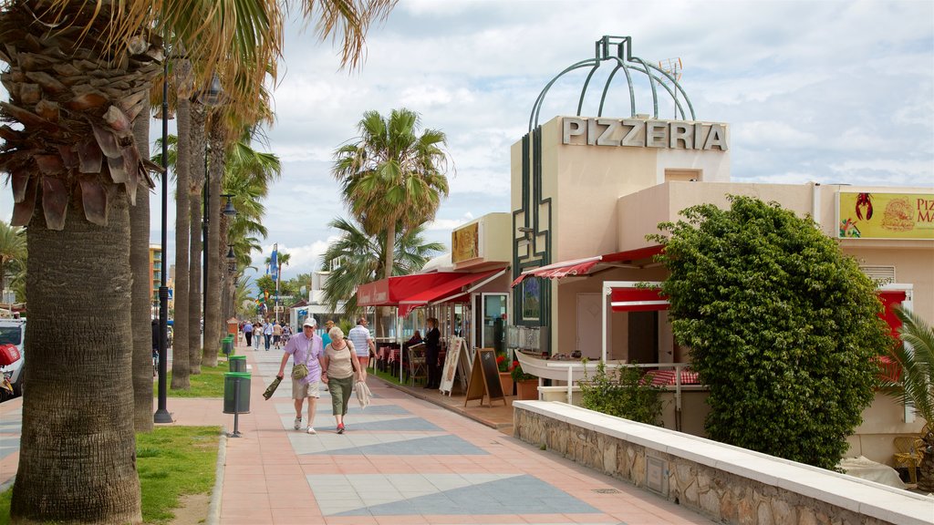 Torremolinos ofreciendo escenas tropicales y escenas urbanas y también un pequeño grupo de personas