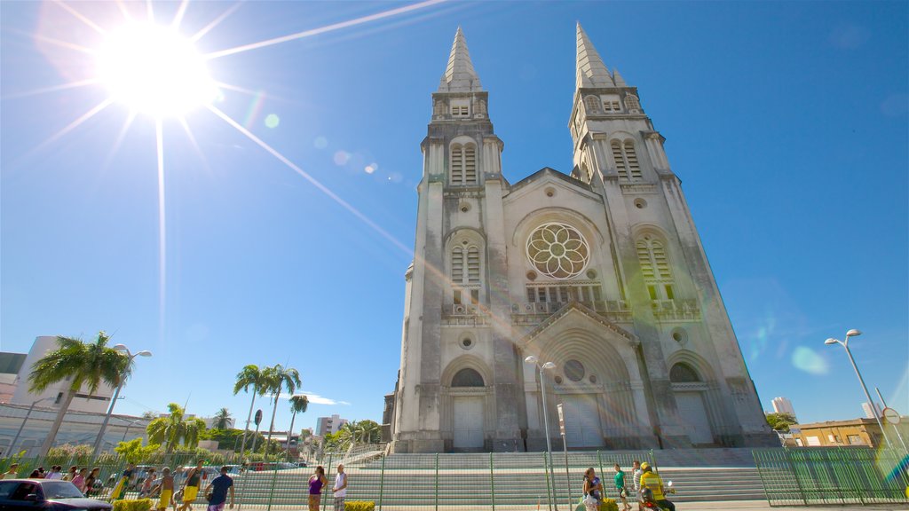 Catedral Metropolitana de Fortaleza caracterizando uma igreja ou catedral e cenas de rua