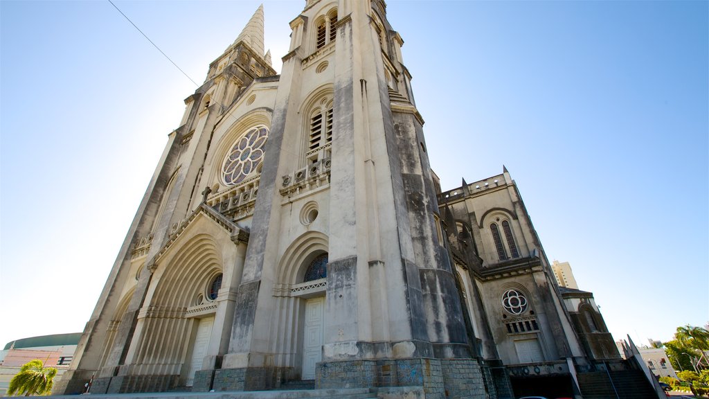 Hovedstadskatedralen i Fortaleza fasiliteter samt kirke eller katedral og gatescener