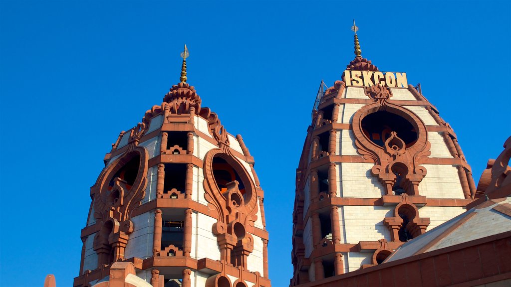 ISKCON Temple que incluye arquitectura patrimonial