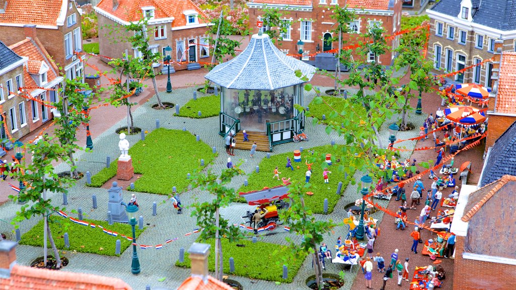 Holanda del Sur mostrando una pequeña ciudad o pueblo y un parque o plaza