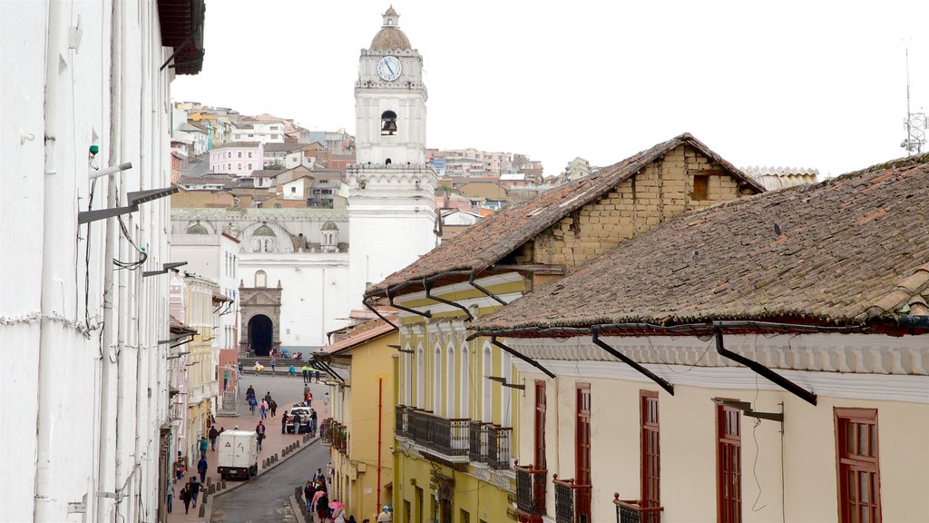 San Francisco Plaza which includes a small town or village