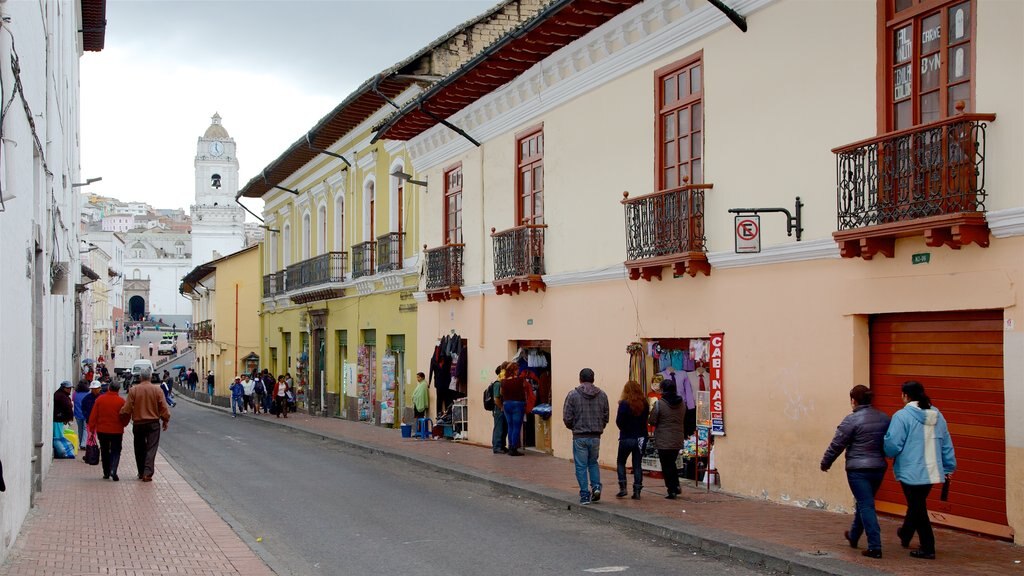 San Francisco Plaza showing street scenes as well as a large group of people