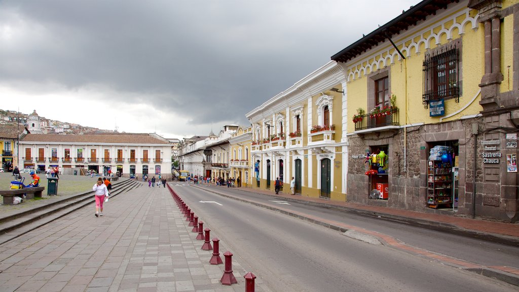 Parque de San Francisco ofreciendo una pequeña ciudad o pueblo y escenas urbanas