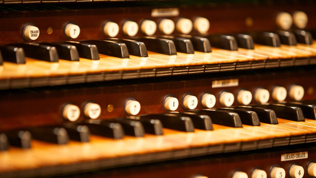 Francis Winspear Centre for Music som omfatter interiør og musik