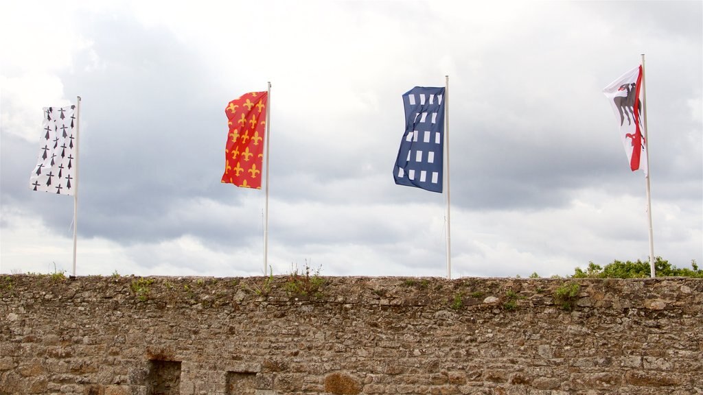 Chateau de Dinan showing heritage elements