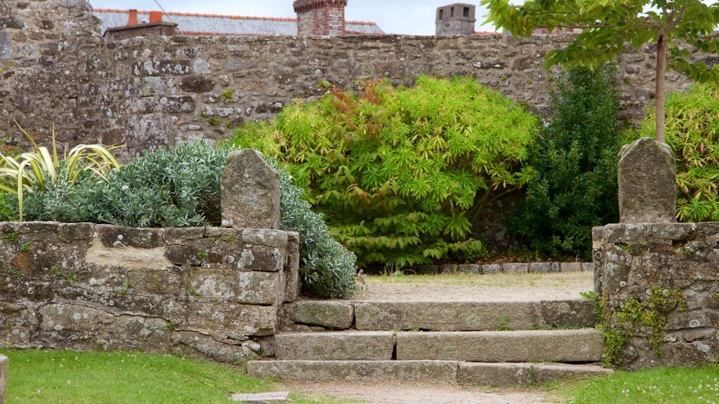 Chateau de Dinan mostrando elementos patrimoniales