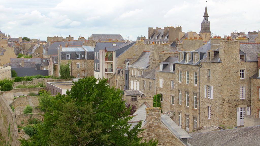 Chateau de Dinan featuring heritage architecture