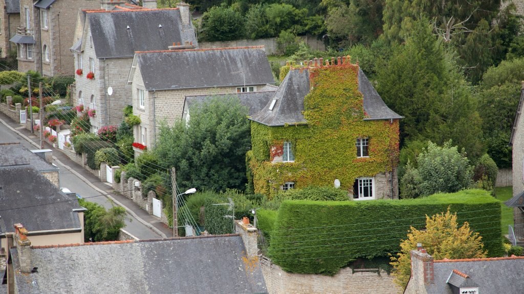 Chateau de Dinan mostrando elementos de patrimônio e uma cidade pequena ou vila