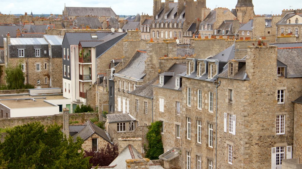 Château de Dinan qui includes patrimoine historique