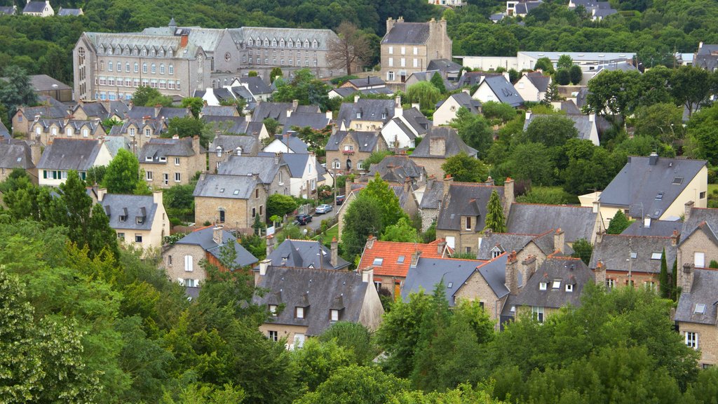 Chateau de Dinan ofreciendo una pequeña ciudad o aldea