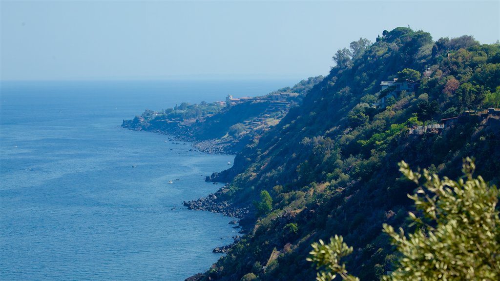 Acireale ofreciendo vista general a la costa y costa escarpada