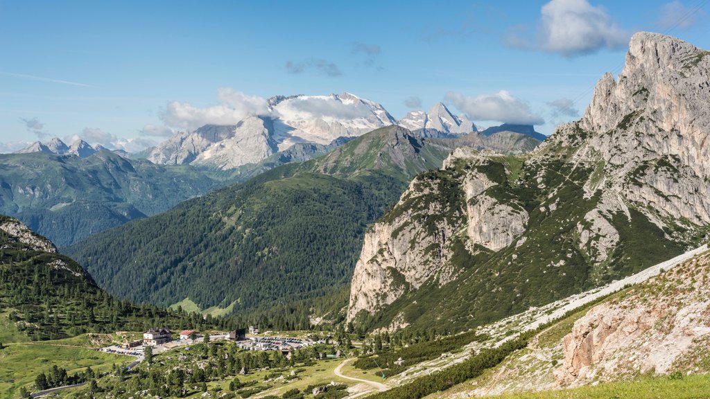 Eastern Dolomites showing tranquil scenes, landscape views and mountains