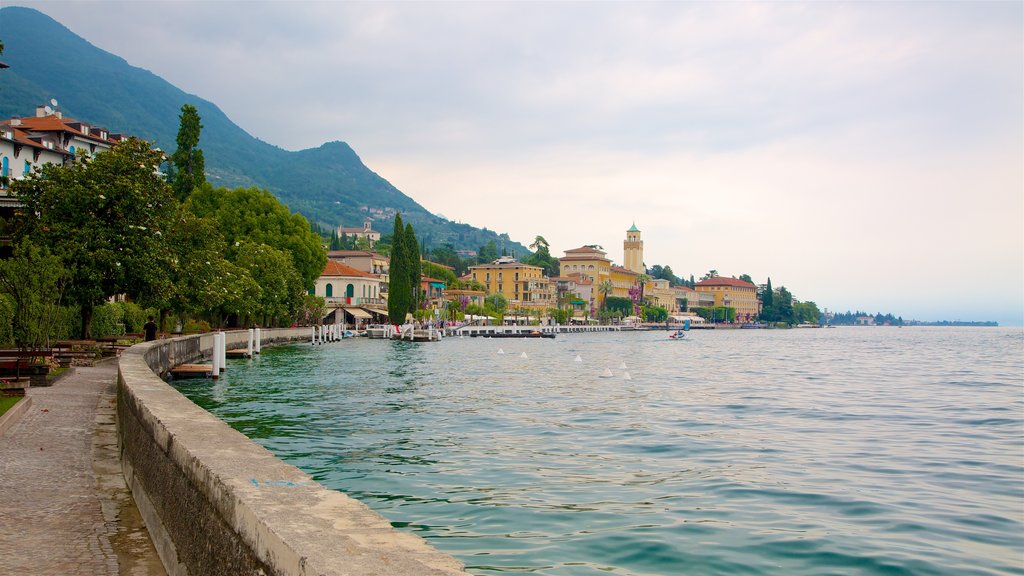 Gardone Riviera toont een baai of haven en een kuststadje