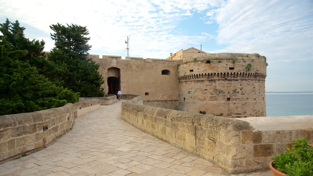 Aragonese Castle qui includes patrimoine historique, vues littorales et château