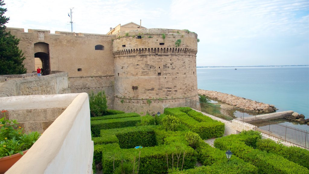 Aragonese Castle montrant vues littorales, patrimoine historique et jardin