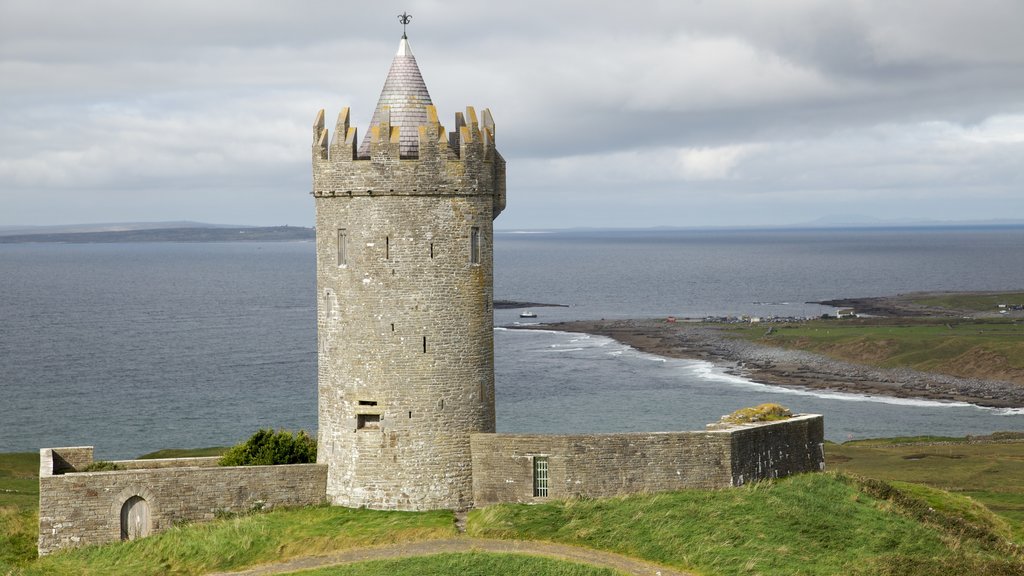 Clare Provinz das einen allgemeine Küstenansicht und historische Architektur