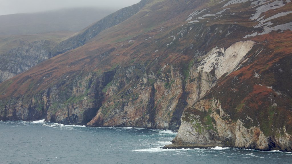 Slieve League som inkluderer stenete kystlinje og rolig landskap