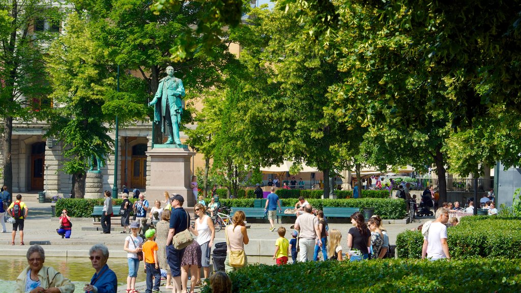 Slotsparken som omfatter en plads eller et torv, en statue eller en skulptur og en park