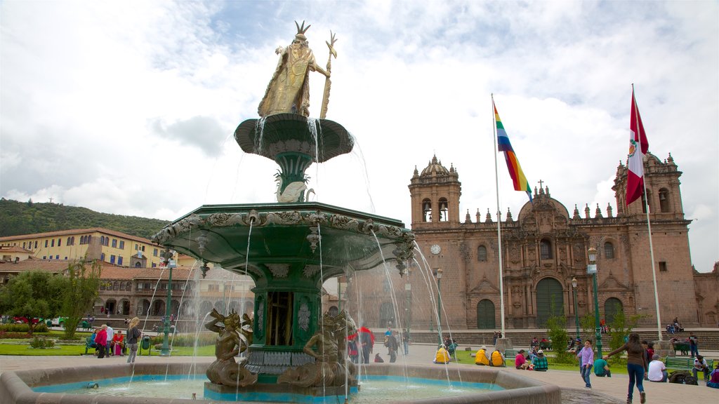 Plaza de Armas showing a fountain, heritage elements and heritage architecture