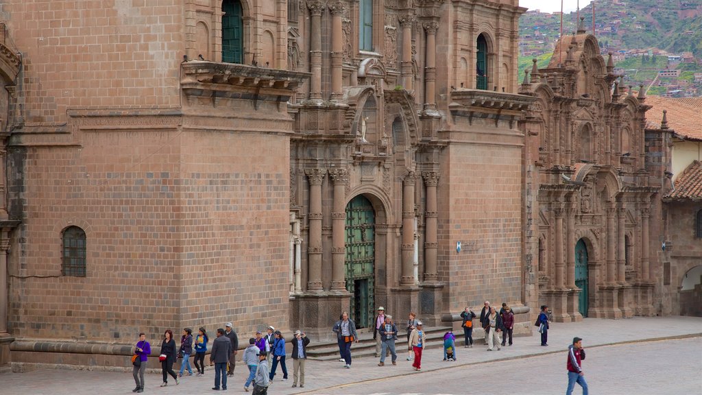 Plaza de Armas showing heritage architecture