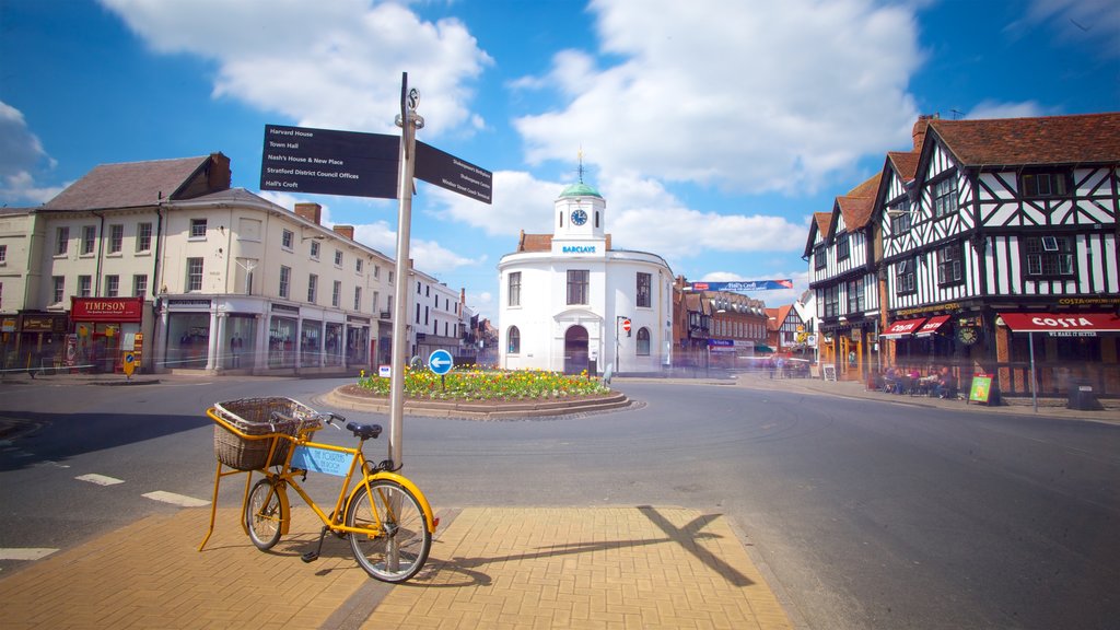 Warwickshire che include segnaletica, fiori di campo e oggetti d\'epoca