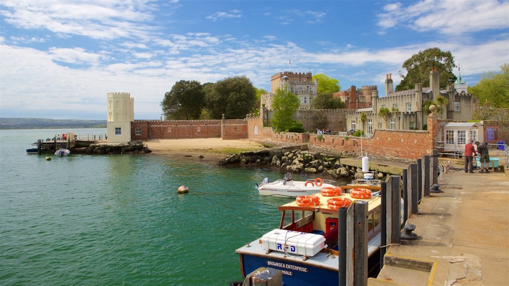 Isla de Brownsea mostrando elementos patrimoniales y una bahía o un puerto