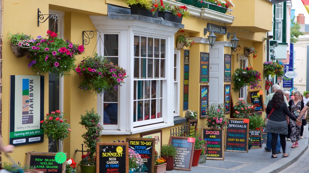 Tenby which includes markets, signage and flowers