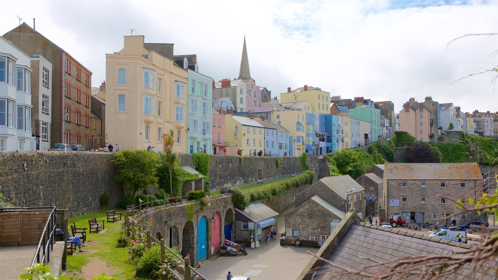 Tenby mostrando elementos del patrimonio y una ciudad costera