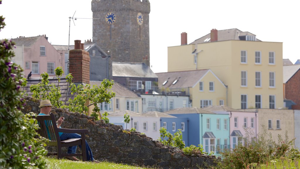 Tenby toont een kuststadje en historisch erfgoed en ook een man