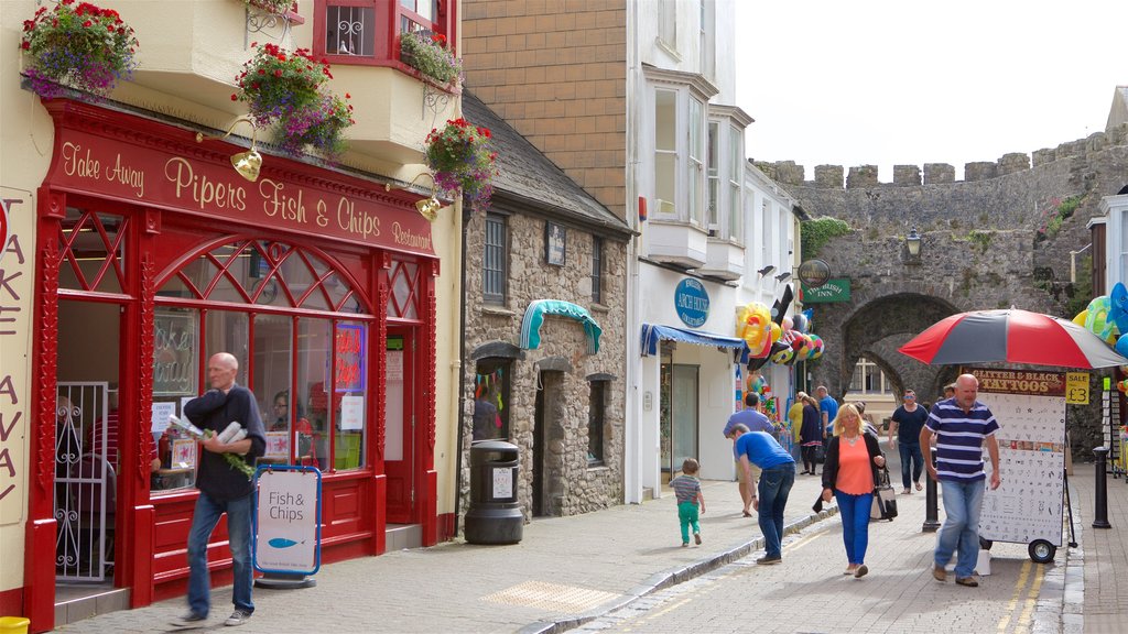 Tenby que incluye una pequeña ciudad o pueblo, elementos del patrimonio y escenas urbanas