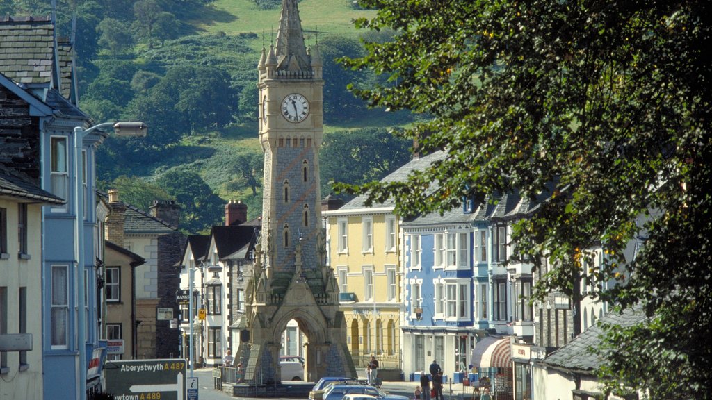 Machynlleth ofreciendo imágenes de calles, una pequeña ciudad o aldea y un monumento