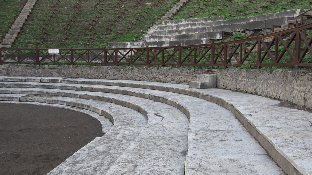 Mont Vésuve - Pompéi montrant patrimoine historique, bâtiments en ruines et scènes de théâtre