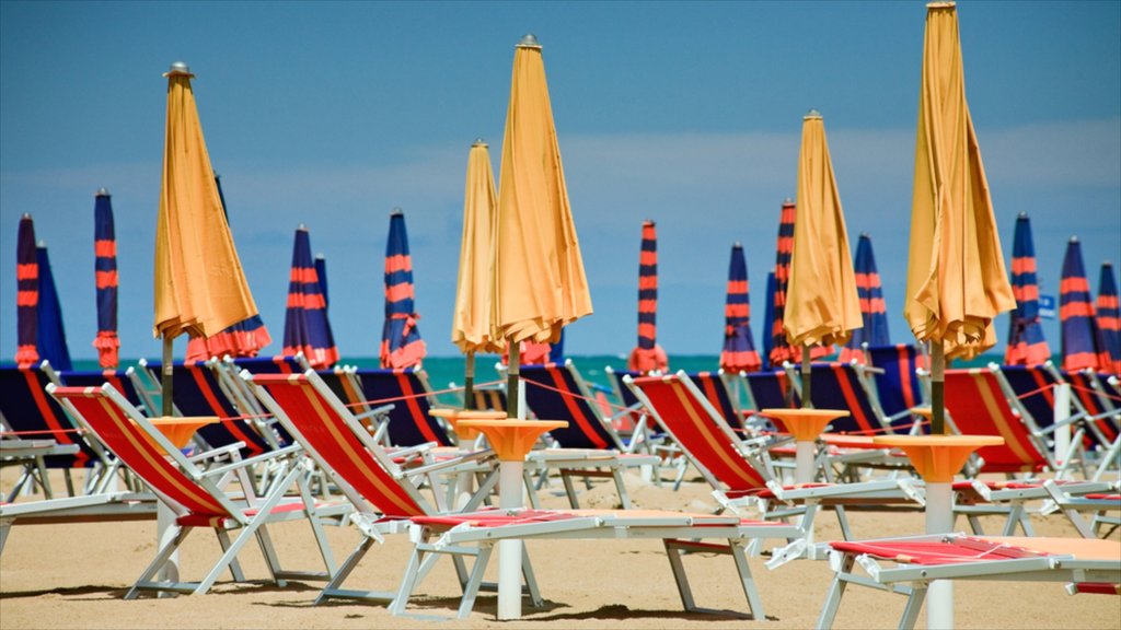 Alba Adriatica caracterizando uma praia de areia e um hotel de luxo ou resort